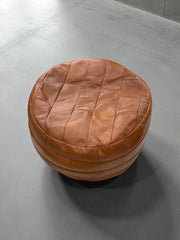 Pouf en cuir fauve années 70