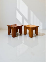 Duo de tables de chevet ou tabourets dans le goût de Charlotte Perriand en bois vernis