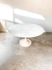 Table tulipe dans le goût de Knoll plateau en marbre