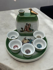 Service a saké siffleur femmes dénudées