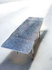 Table en Formica grise pieds laiton