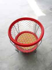 Panier de rangement ou ancien parc à poupées années 70