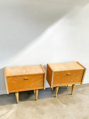 Deux tables de de nuit années 60 bois clair vintage