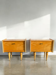 Deux tables de de nuit années 60 bois clair vintage