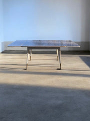 Table en Formica grise pieds laiton