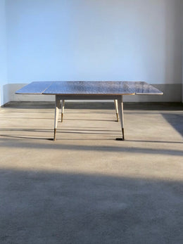 Table en Formica grise pieds laiton