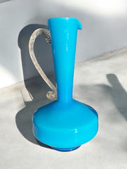 Beau grand pichet vintage en opaline bleu ciel