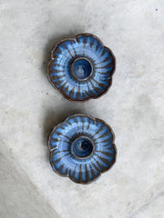 Paire de bougeoirs mauves fleurs en céramique