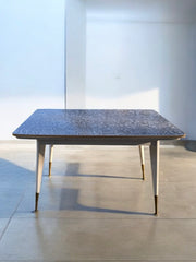 Table en Formica grise pieds laiton
