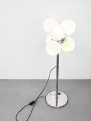 Lampadaire chromé avec globes en opaline, années 60-70, dans le goût de Kaiser Leuchten,ère spatiale