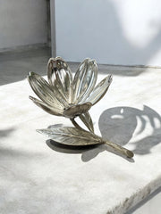 Cendrier/objet déco fleur argentée de grande taille