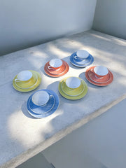 Service à café coloré et ses six assiettes à dessert