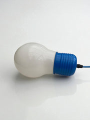 Luminaire en forme d’ampoule surdimensionnée bleu
