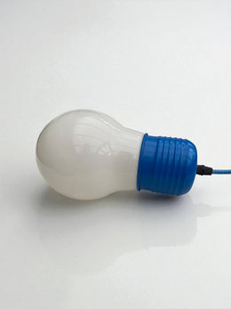 Luminaire en forme d’ampoule surdimensionnée bleu
