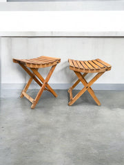 Paire de tabourets pliables anciens en bois style guinguette/bistrot