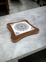 Sous-plat bois et céramique fleur bleue