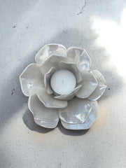 Duo de bougeoirs fleurs en céramique effet nacre
