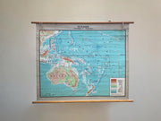 Ancienne carte scolaire Océanie montée sur bois