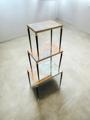 Tables gigognes en laiton et verre eglomisé