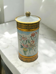 Ancienne boite à biscuits ou chocolats en fer blanc lithographié,  Victoria, motif floral