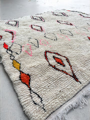 Tapis vintage Azilal en pure laine  blanc motifs colorés