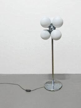 Lampadaire chromé avec globes en opaline, années 60-70, dans le goût de Kaiser Leuchten,ère spatiale