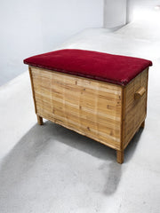Coffre en rotin et velours rouge