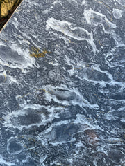 Table en Formica grise pieds laiton