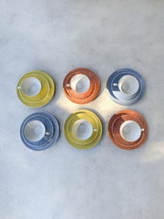 Service à café coloré et ses six assiettes à dessert