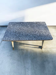 Table en Formica grise pieds laiton