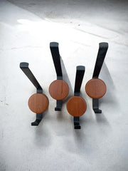 Lot de quatre patères danoises murales teck et aluminium noir années 60