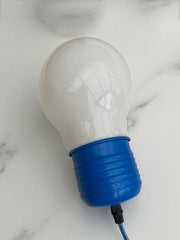 Luminaire en forme d’ampoule surdimensionnée bleu