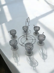 Présentoir à œufs métal et 6 coquetiers en spirale détachables, vintage