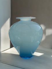 Vase en opaline bleu