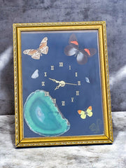 Cadre horloge papillons style cabinet de curiosités