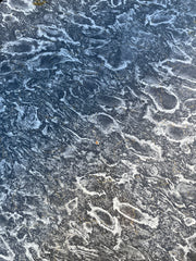 Table en Formica grise pieds laiton