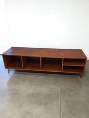 Meuble télé plaqué teck et pieds métal épingles