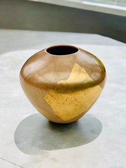 Vase en céramique camel et doré