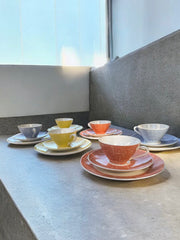 Service à café coloré et ses six assiettes à dessert