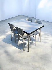Table et six chaises en Formica