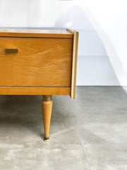 Deux tables de de nuit années 60 bois clair vintage