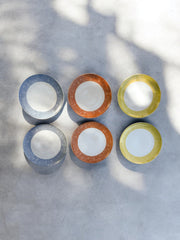 Service à café coloré et ses six assiettes à dessert