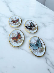 Série de quatre médaillons céramique motif papillon bord doré