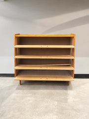 Armoire à chaussures de style commode en bois années 60 pieds compas