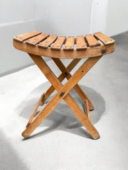 Paire de tabourets pliables anciens en bois style guinguette/bistrot