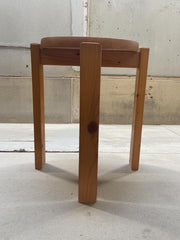 Ancien tabouret en pin massif