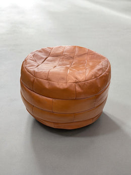 Pouf en cuir fauve années 70