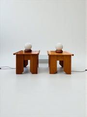 Duo de tables de chevet ou tabourets dans le goût de Charlotte Perriand en bois vernis