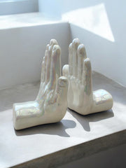 Mains serre livres effet nacre