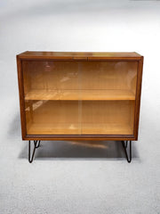 Meuble vitrine en teck pieds métal épingle noir